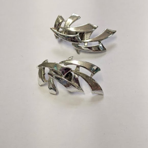 Vintage Coro Mid Century Bamboo Leaf Earrings - Picture 4 of 6